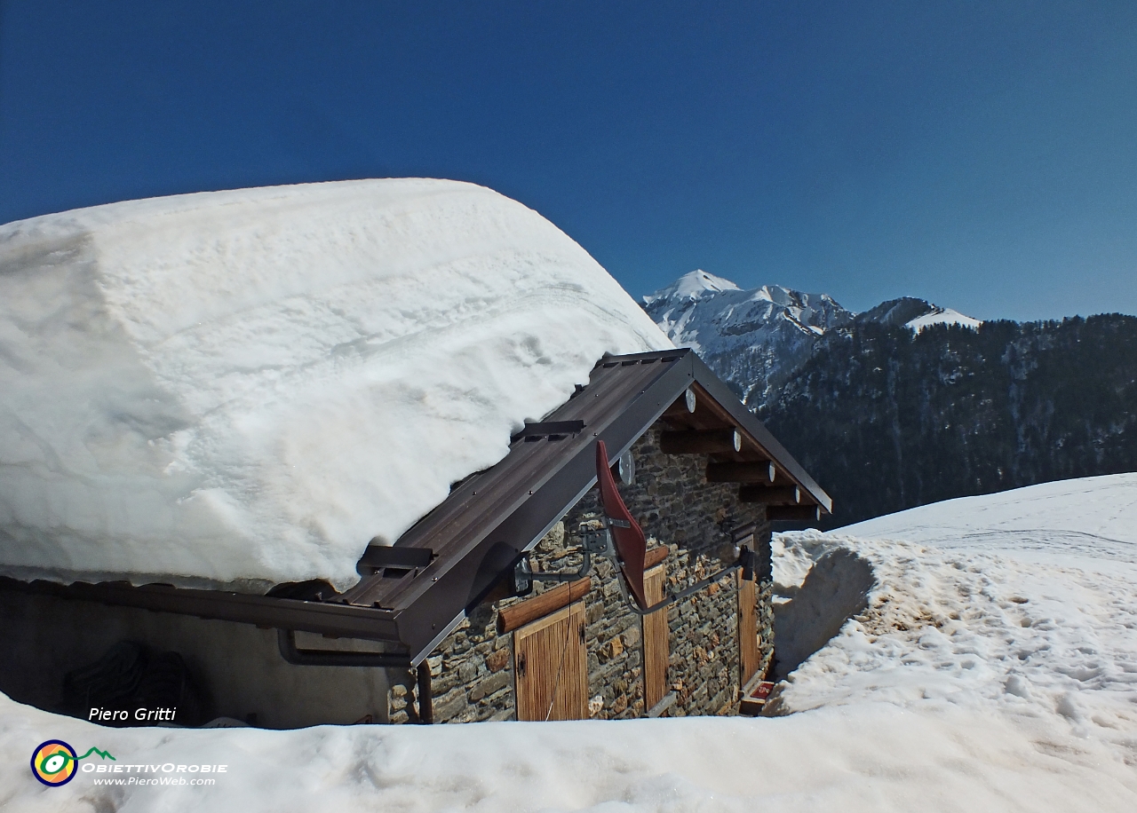 15 Tetti ancora stracarichi di neve....JPG